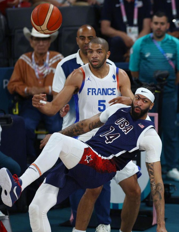 九游网页版游戏中心关于篮球半决赛上演强强对话，皖江猎隼队翻盘蓬莱银狐队，战术调整见效；关键战拿下信心的信息