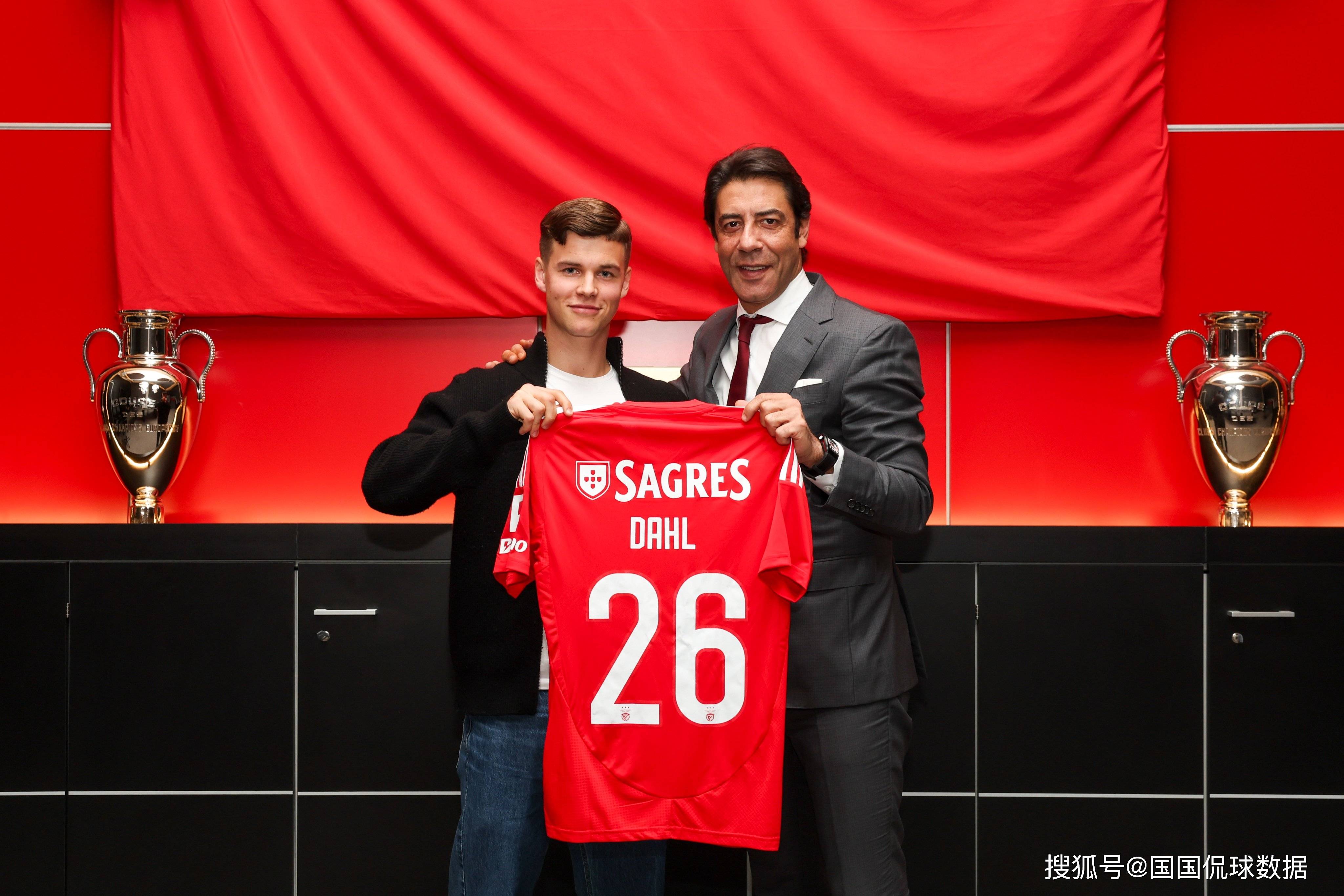 包含今晨欧冠焦点战，法兰克福防线松动，气氛紧张，年轻球员得到机会的词条